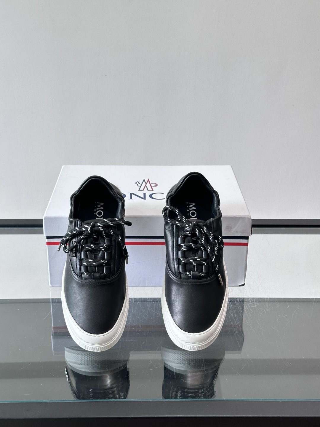 Moncler 26SS 男士麂皮薄底鞋。浅色调➕拼色鞋带，复古又时髦！鞋面柔软，薄底设计轻便舒适，日常
