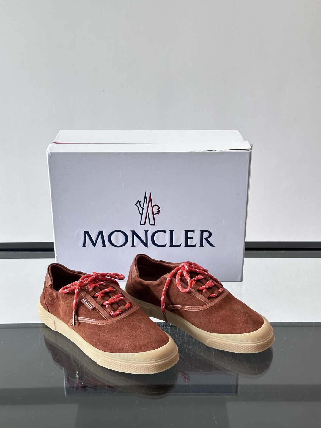 Moncler 26SS 男士麂皮薄底鞋。浅色调➕拼色鞋带，复古又时髦！鞋面柔软，薄底设计轻便舒适，日常