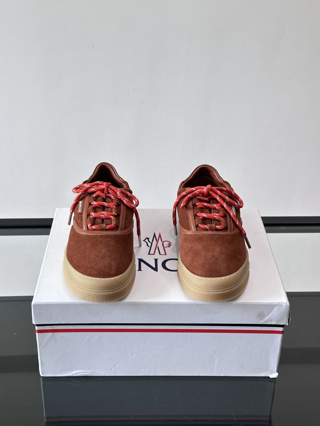 Moncler 26SS 男士麂皮薄底鞋。浅色调➕拼色鞋带，复古又时髦！鞋面柔软，薄底设计轻便舒适，日常