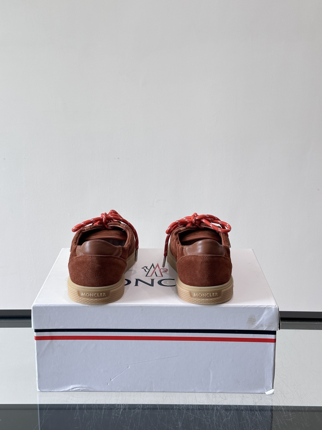 Moncler 26SS 男士麂皮薄底鞋。浅色调➕拼色鞋带，复古又时髦！鞋面柔软，薄底设计轻便舒适，日常
