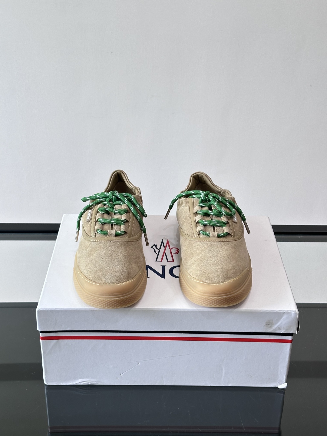 Moncler 26SS 男士麂皮薄底鞋。浅色调➕拼色鞋带，复古又时髦！鞋面柔软，薄底设计轻便舒适，日常