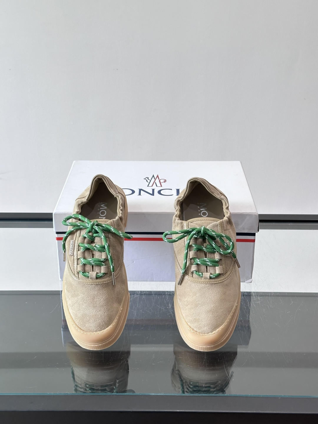 Moncler 26SS 男士麂皮薄底鞋。浅色调➕拼色鞋带，复古又时髦！鞋面柔软，薄底设计轻便舒适，日常