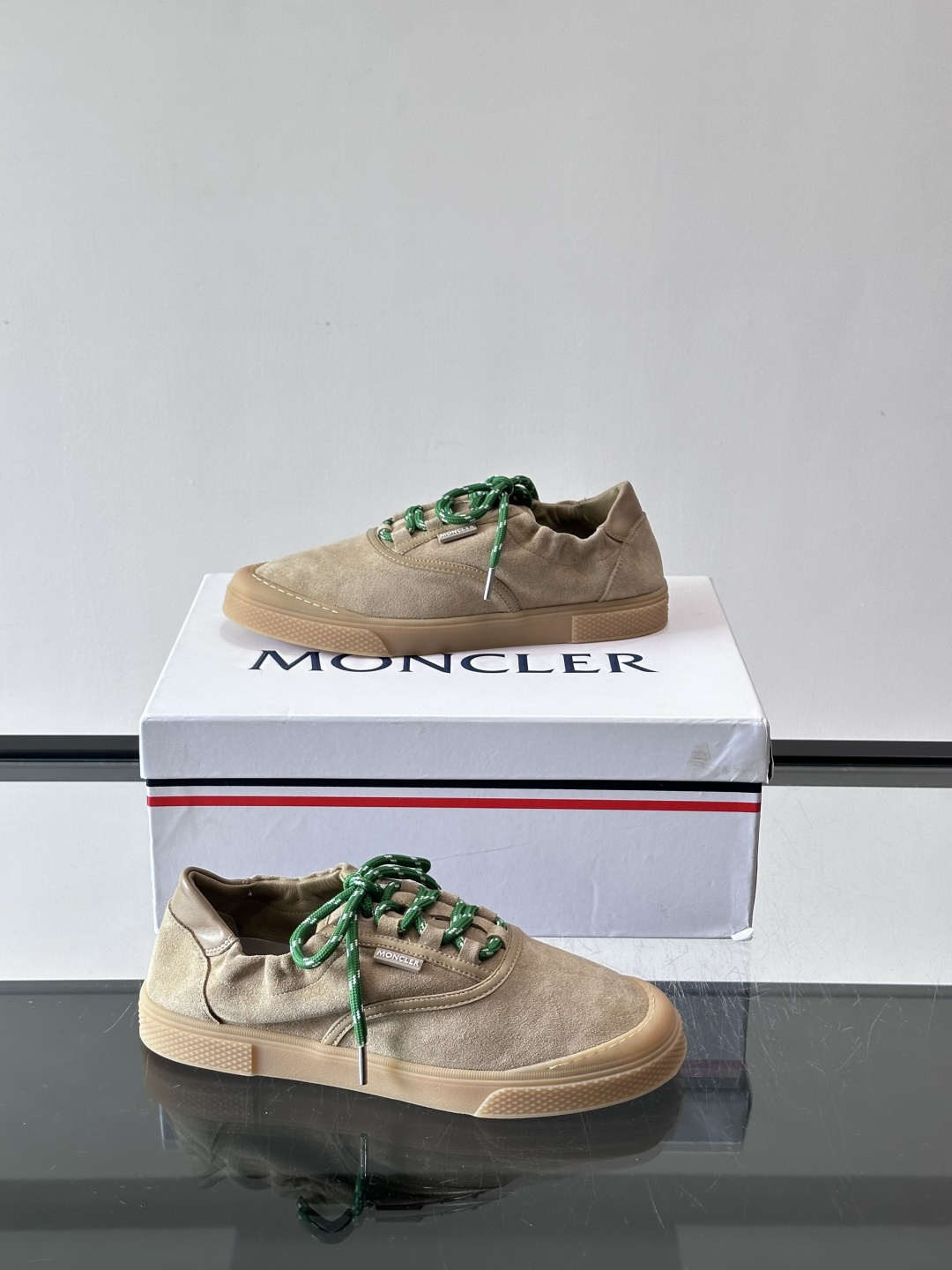 Moncler 26SS 男士麂皮薄底鞋。浅色调➕拼色鞋带，复古又时髦！鞋面柔软，薄底设计轻便舒适，日常