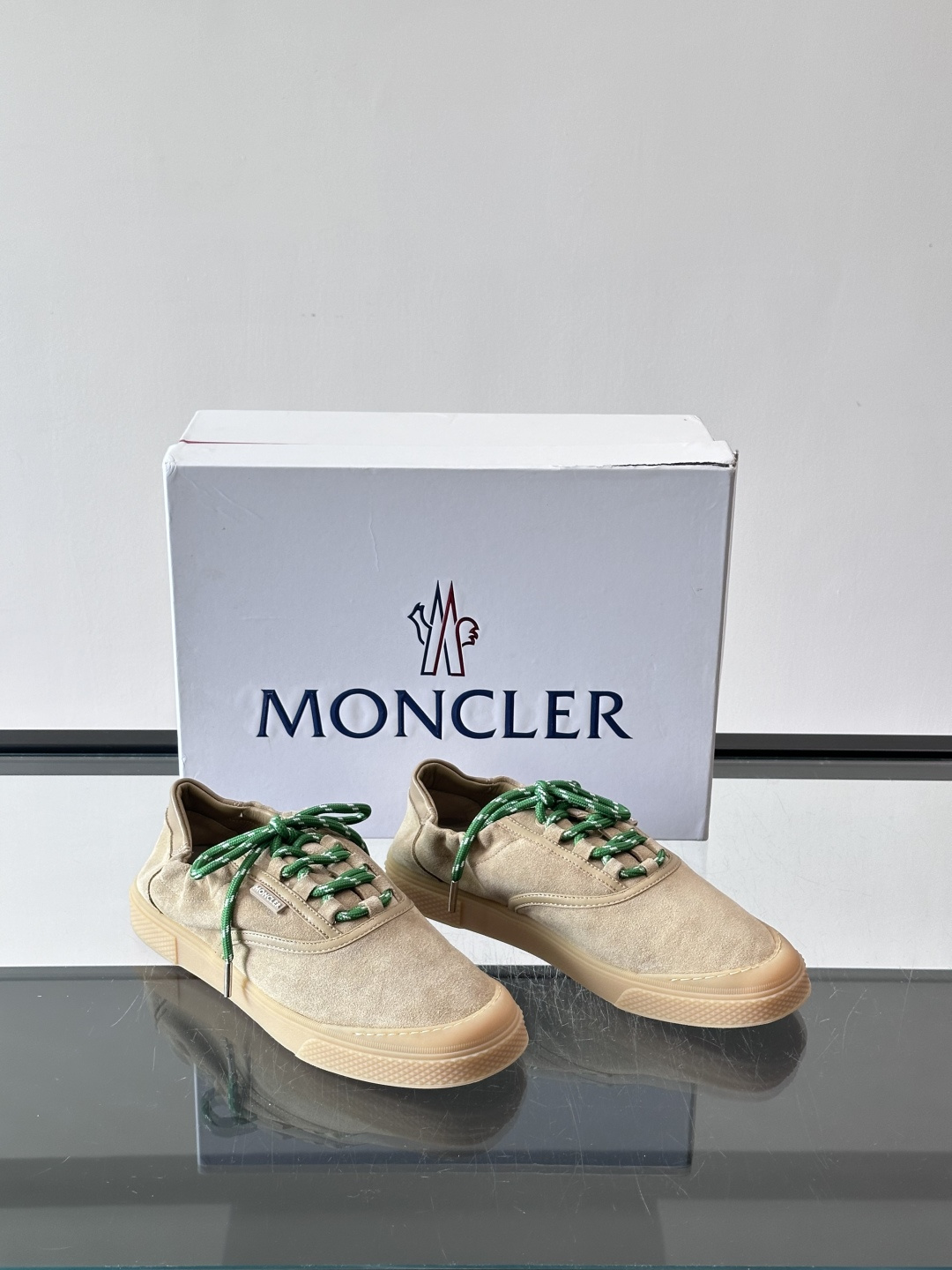 Moncler 26SS 男士麂皮薄底鞋。浅色调➕拼色鞋带，复古又时髦！鞋面柔软，薄底设计轻便舒适，日常