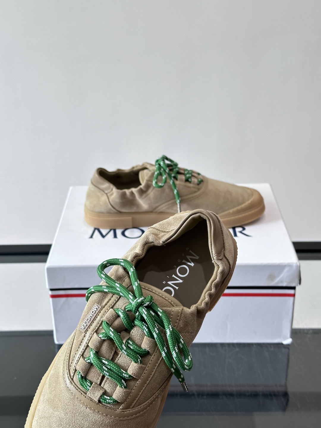 Moncler 26SS 男士麂皮薄底鞋。浅色调➕拼色鞋带，复古又时髦！鞋面柔软，薄底设计轻便舒适，日常