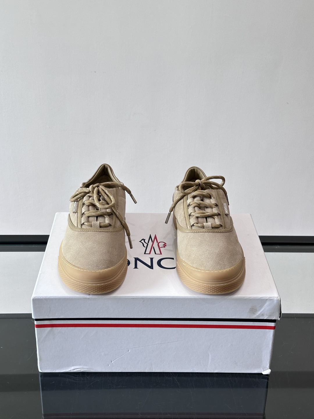 Moncler 26SS 男士麂皮薄底鞋。浅色调➕拼色鞋带，复古又时髦！鞋面柔软，薄底设计轻便舒适，日常