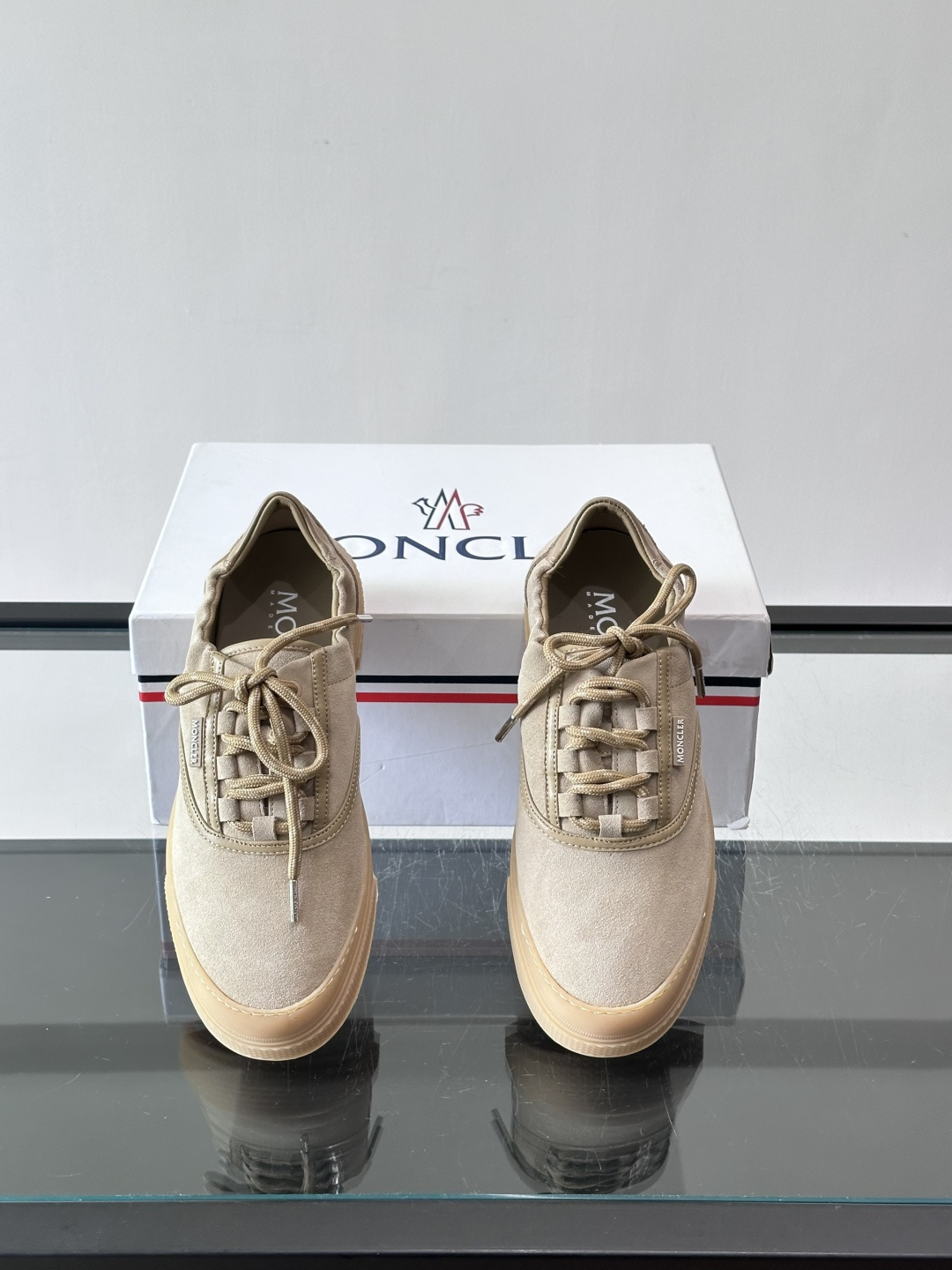 Moncler 26SS 男士麂皮薄底鞋。浅色调➕拼色鞋带，复古又时髦！鞋面柔软，薄底设计轻便舒适，日常