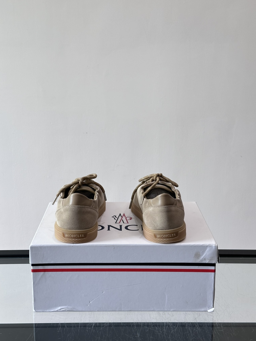 Moncler 26SS 男士麂皮薄底鞋。浅色调➕拼色鞋带，复古又时髦！鞋面柔软，薄底设计轻便舒适，日常