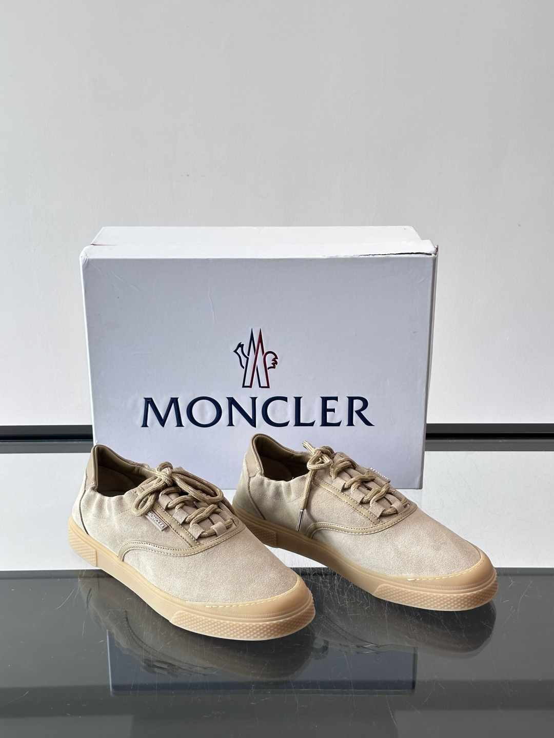 Moncler 26SS 男士麂皮薄底鞋。浅色调➕拼色鞋带，复古又时髦！鞋面柔软，薄底设计轻便舒适，日常