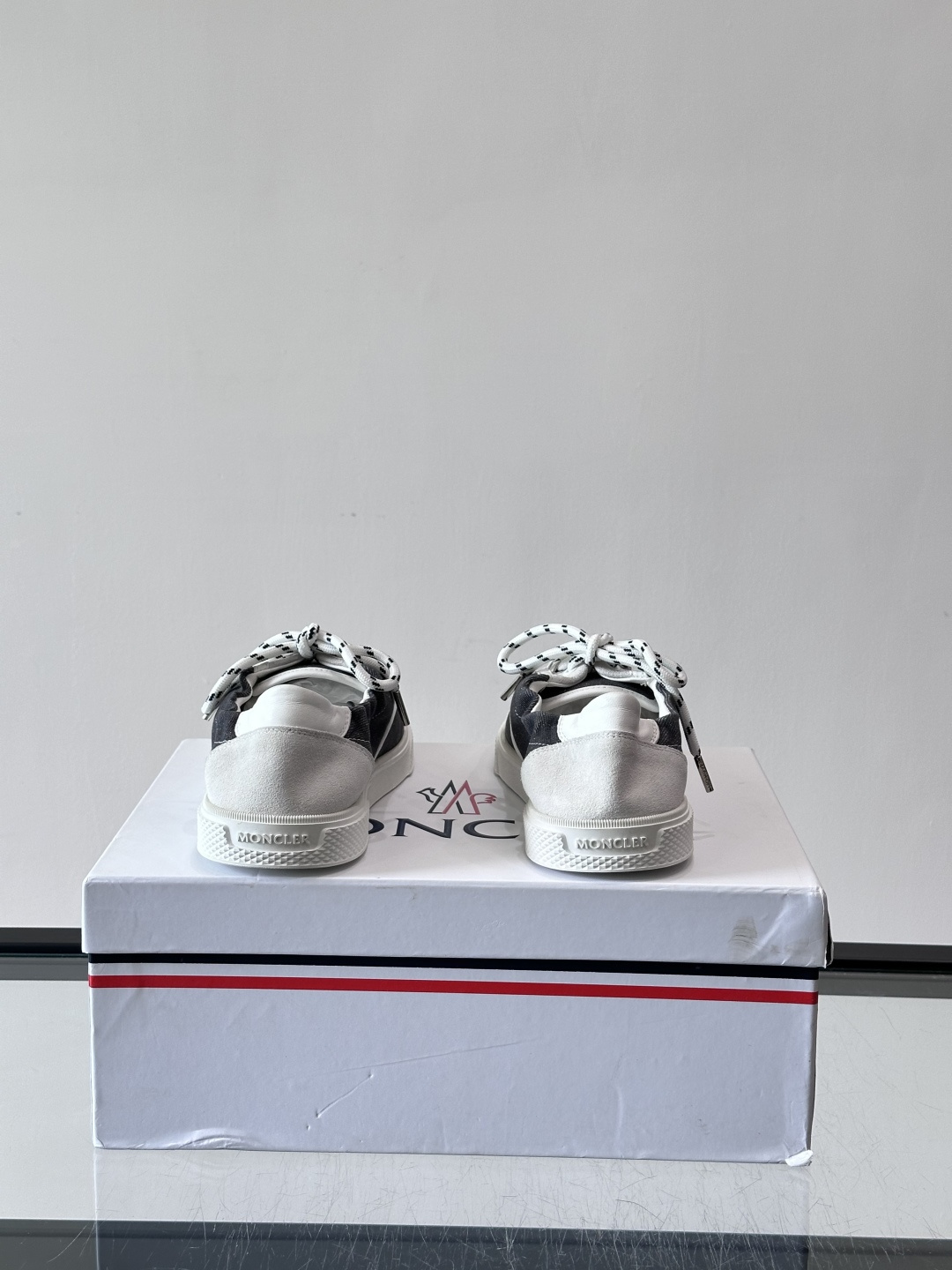 👟Moncler男士厚底帆布鞋，经典低帮板鞋设计，帆布鞋面+白色橡胶厚底，简约又有质感✨。黑白编织鞋带，