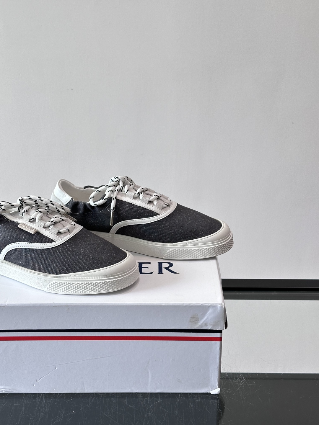 👟Moncler男士厚底帆布鞋，经典低帮板鞋设计，帆布鞋面+白色橡胶厚底，简约又有质感✨。黑白编织鞋带，