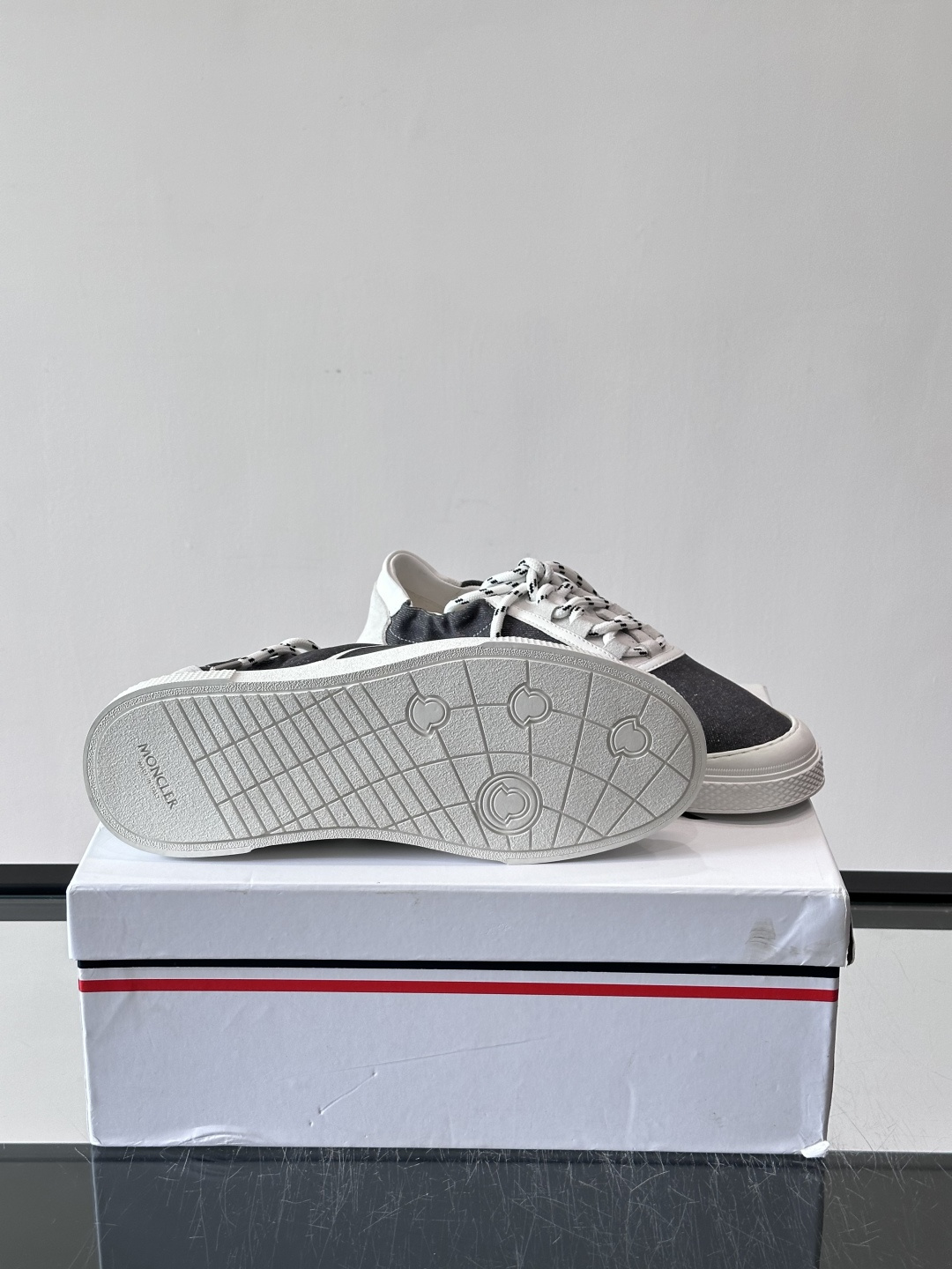 👟Moncler男士厚底帆布鞋，经典低帮板鞋设计，帆布鞋面+白色橡胶厚底，简约又有质感✨。黑白编织鞋带，