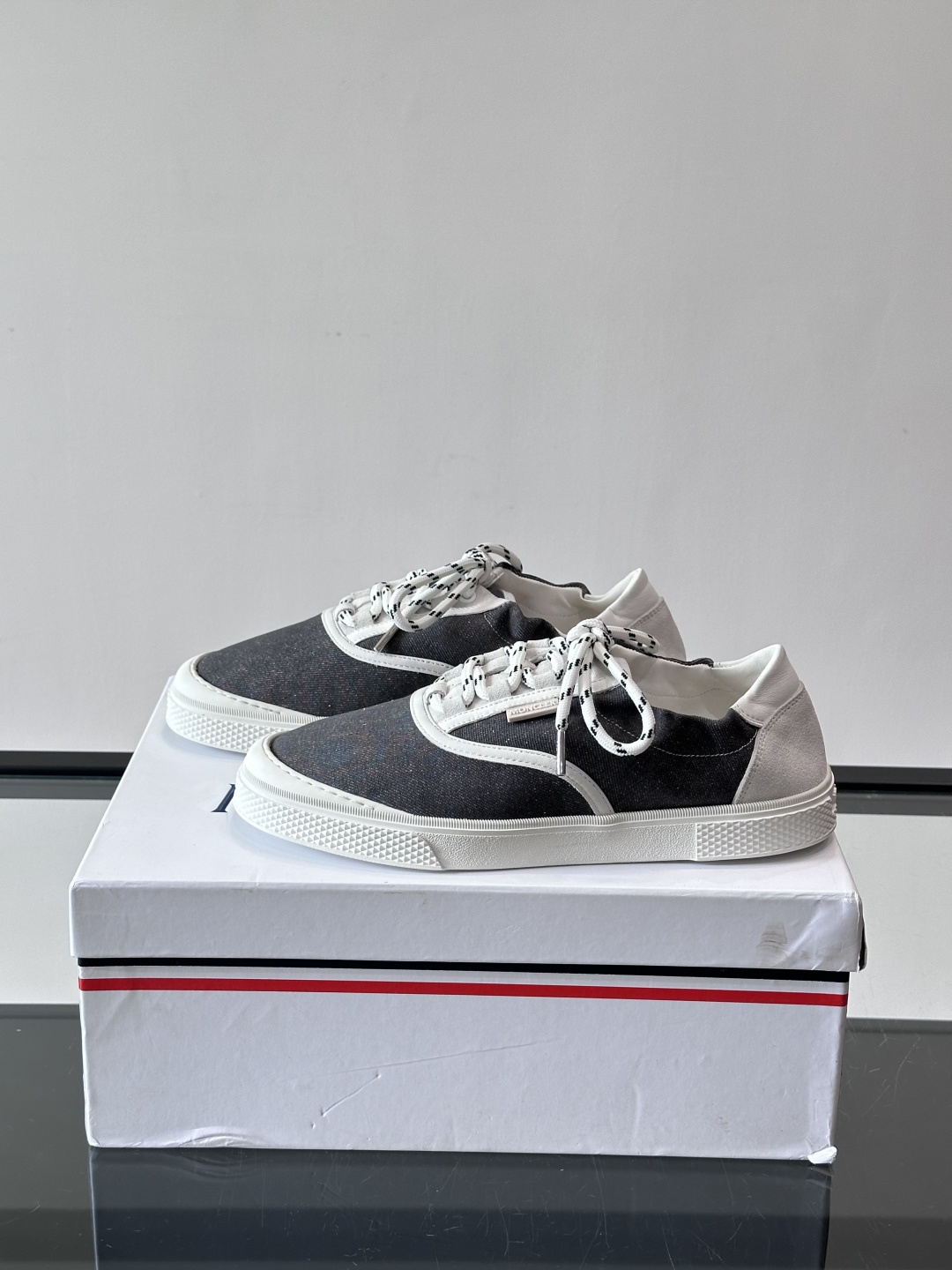👟Moncler男士厚底帆布鞋，经典低帮板鞋设计，帆布鞋面+白色橡胶厚底，简约又有质感✨。黑白编织鞋带，