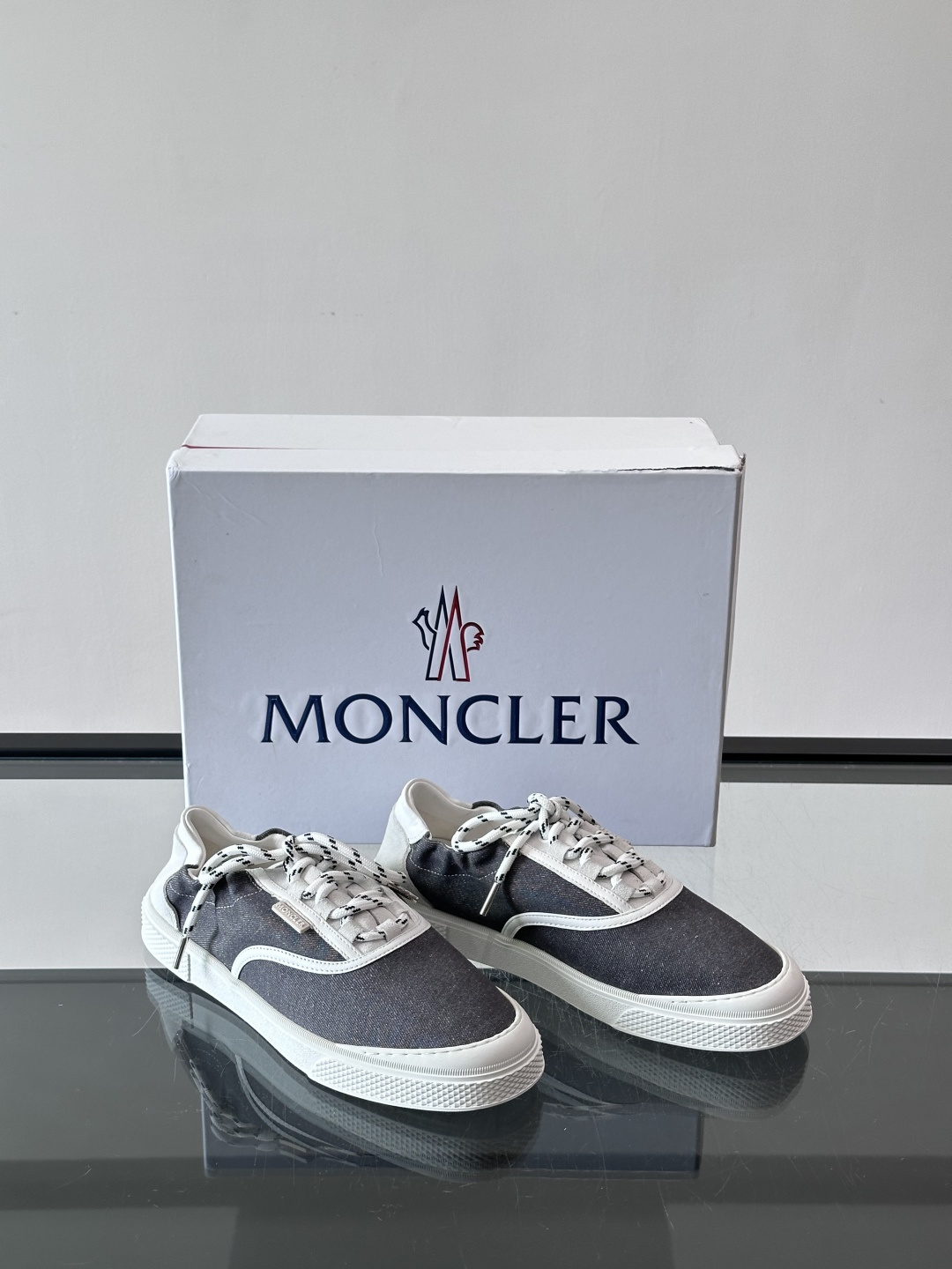 👟Moncler男士厚底帆布鞋，经典低帮板鞋设计，帆布鞋面+白色橡胶厚底，简约又有质感✨。黑白编织鞋带，