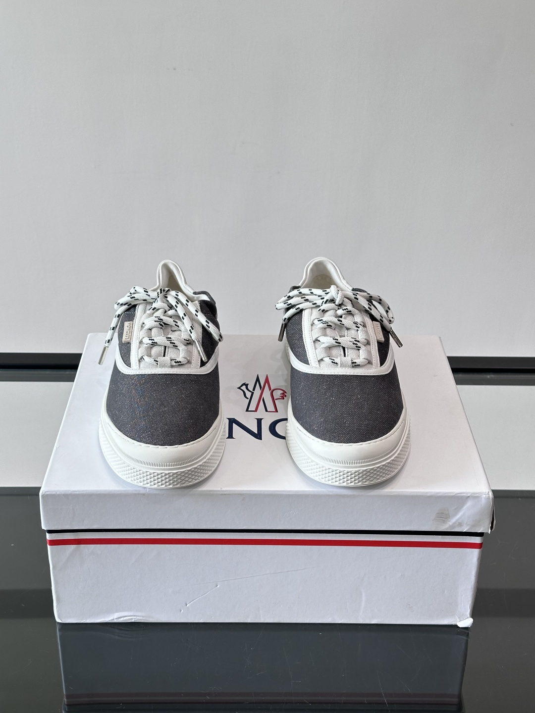 👟Moncler男士厚底帆布鞋，经典低帮板鞋设计，帆布鞋面+白色橡胶厚底，简约又有质感✨。黑白编织鞋带，