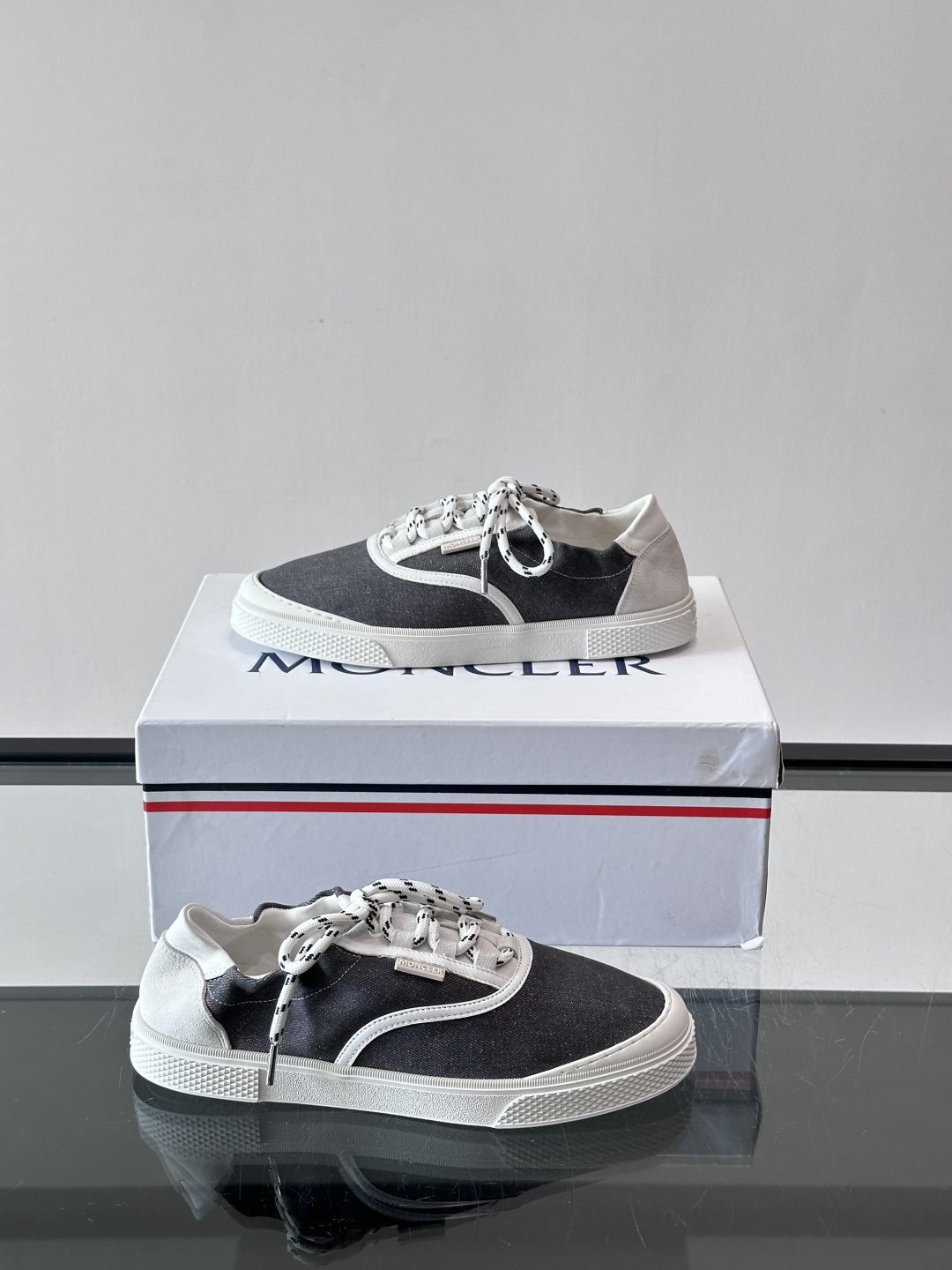 👟Moncler男士厚底帆布鞋，经典低帮板鞋设计，帆布鞋面+白色橡胶厚底，简约又有质感✨。黑白编织鞋带，