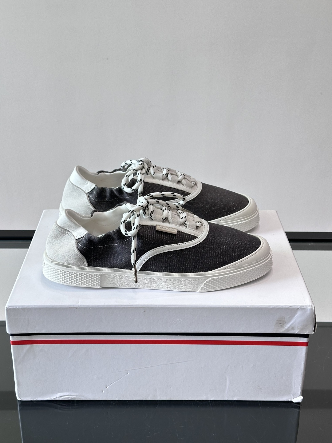 👟Moncler男士厚底帆布鞋，经典低帮板鞋设计，帆布鞋面+白色橡胶厚底，简约又有质感✨。黑白编织鞋带，