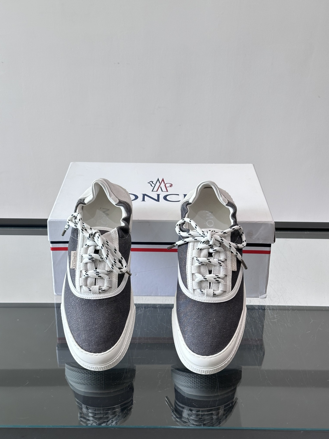 👟Moncler男士厚底帆布鞋，经典低帮板鞋设计，帆布鞋面+白色橡胶厚底，简约又有质感✨。黑白编织鞋带，