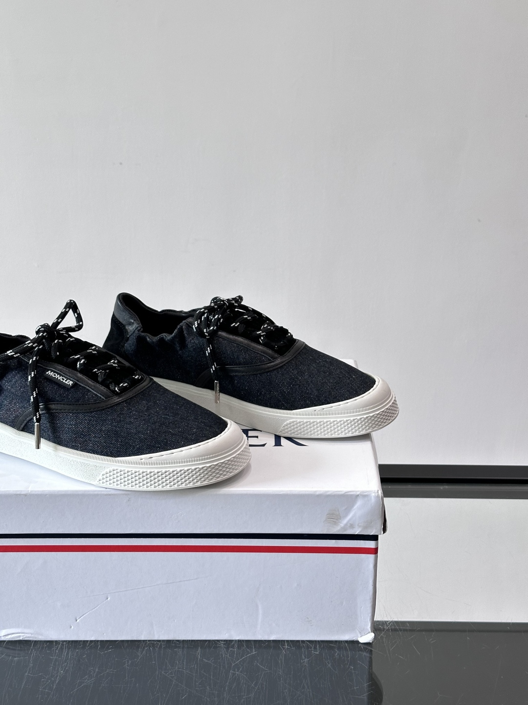 👟Moncler男士厚底帆布鞋，经典低帮板鞋设计，帆布鞋面+白色橡胶厚底，简约又有质感✨。黑白编织鞋带，