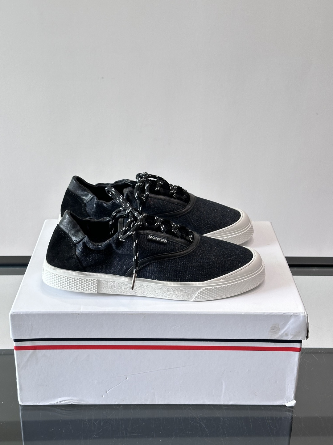 👟Moncler男士厚底帆布鞋，经典低帮板鞋设计，帆布鞋面+白色橡胶厚底，简约又有质感✨。黑白编织鞋带，