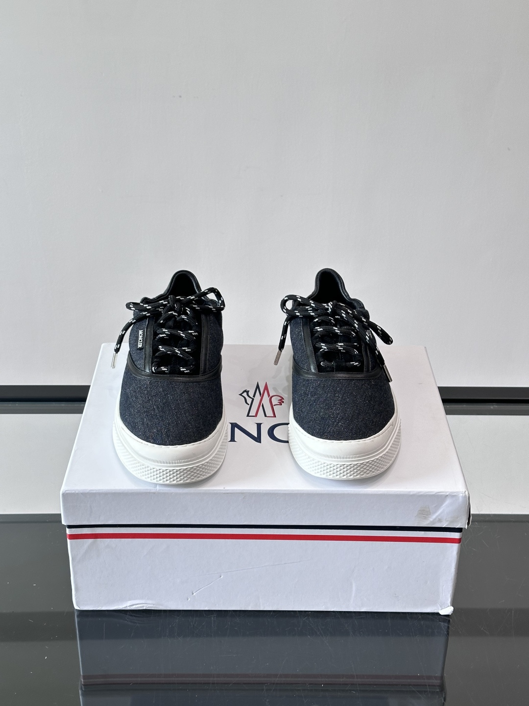👟Moncler男士厚底帆布鞋，经典低帮板鞋设计，帆布鞋面+白色橡胶厚底，简约又有质感✨。黑白编织鞋带，