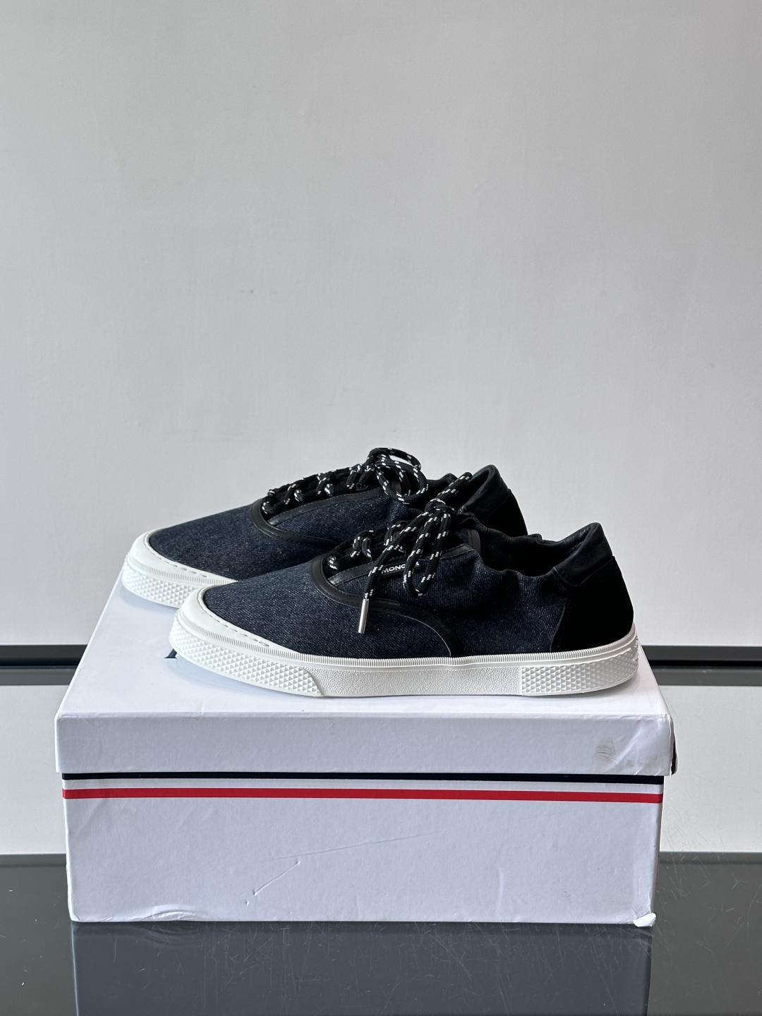 👟Moncler男士厚底帆布鞋，经典低帮板鞋设计，帆布鞋面+白色橡胶厚底，简约又有质感✨。黑白编织鞋带，