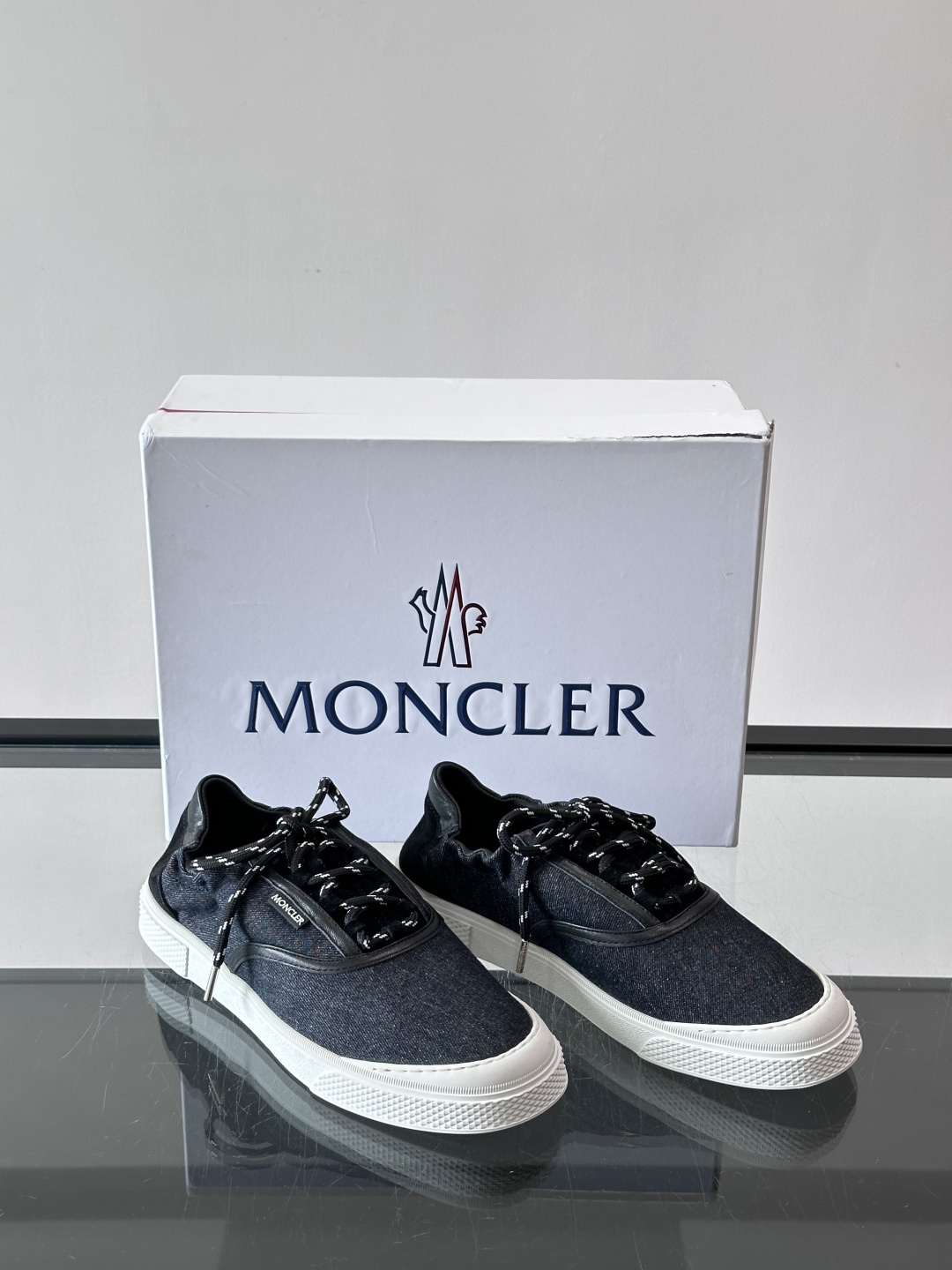 👟Moncler男士厚底帆布鞋，经典低帮板鞋设计，帆布鞋面+白色橡胶厚底，简约又有质感✨。黑白编织鞋带，