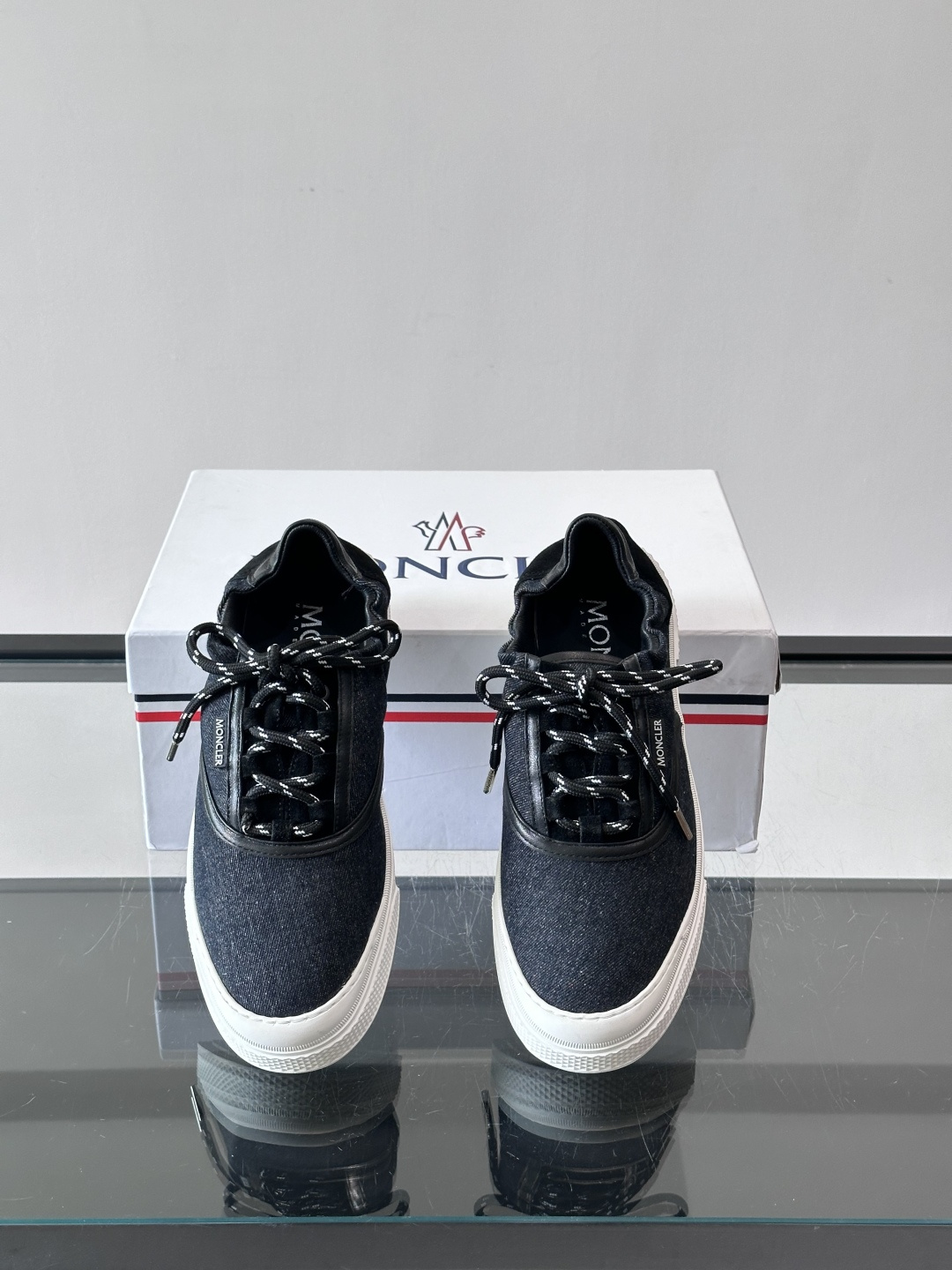 👟Moncler男士厚底帆布鞋，经典低帮板鞋设计，帆布鞋面+白色橡胶厚底，简约又有质感✨。黑白编织鞋带，