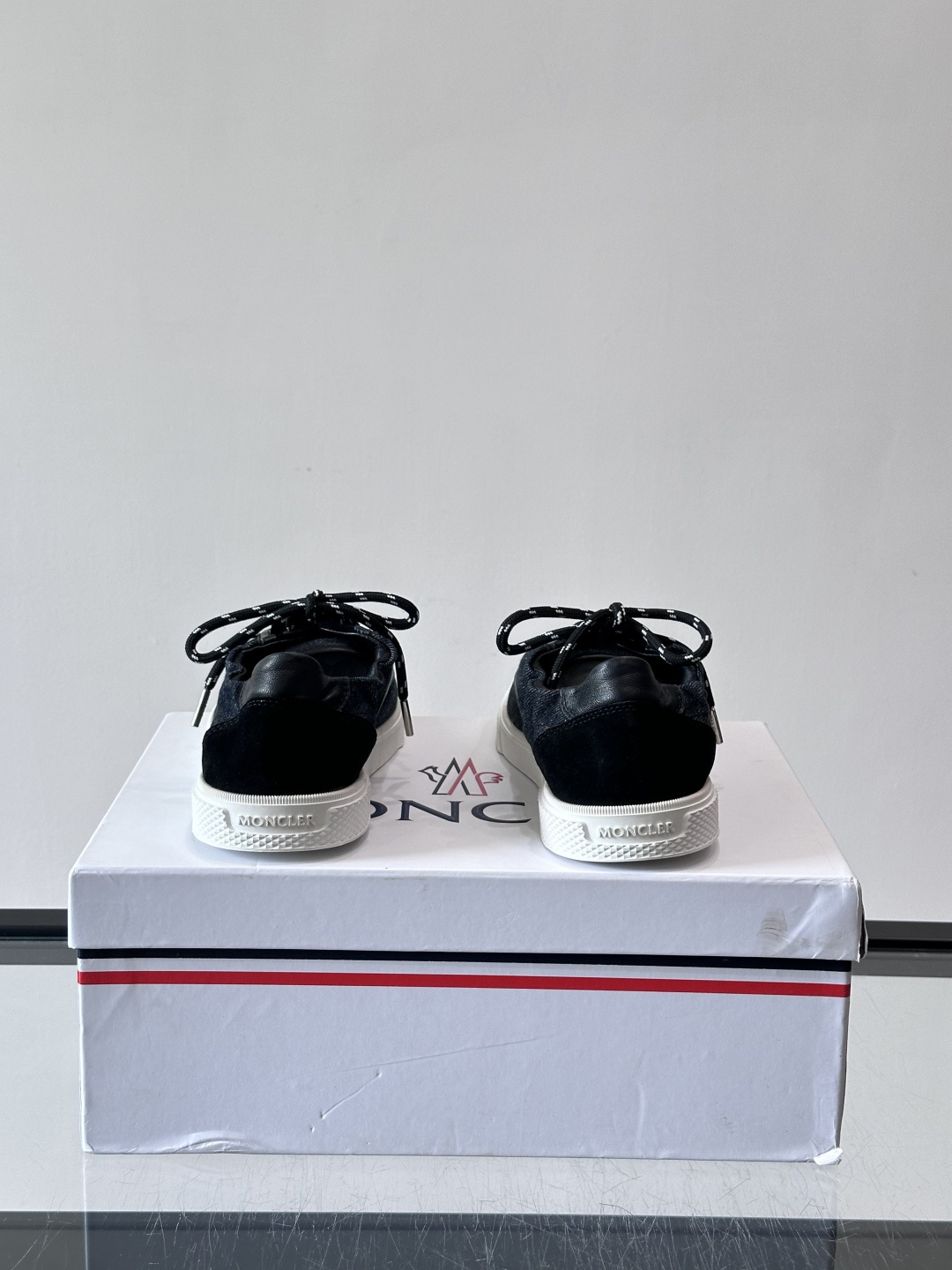 👟Moncler男士厚底帆布鞋，经典低帮板鞋设计，帆布鞋面+白色橡胶厚底，简约又有质感✨。黑白编织鞋带，