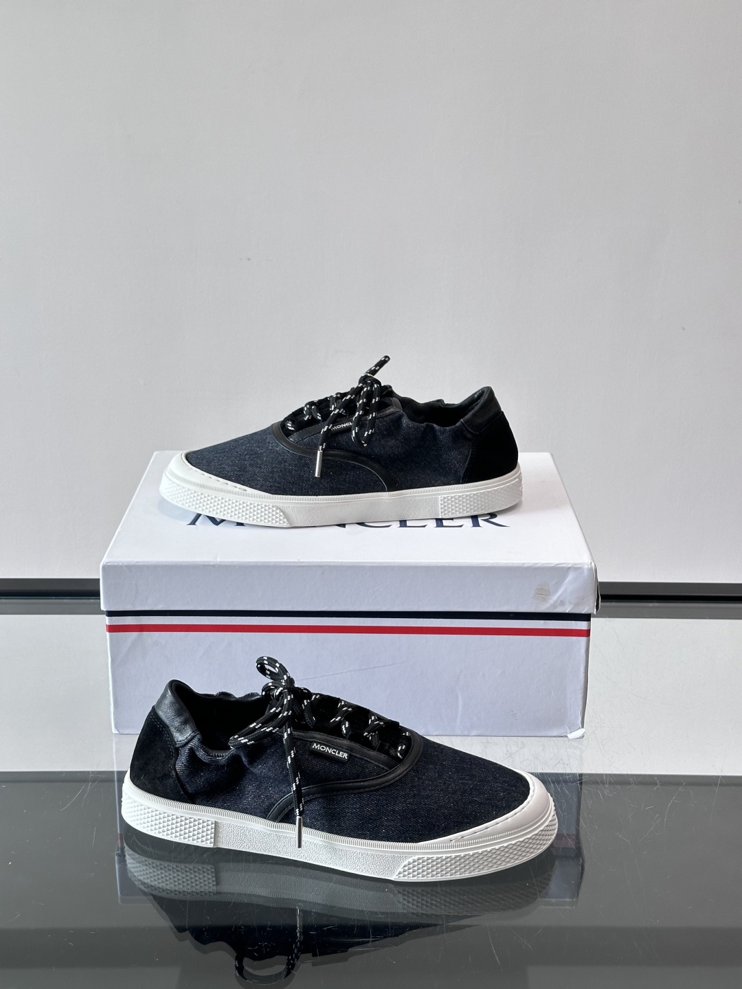 👟Moncler男士厚底帆布鞋，经典低帮板鞋设计，帆布鞋面+白色橡胶厚底，简约又有质感✨。黑白编织鞋带，