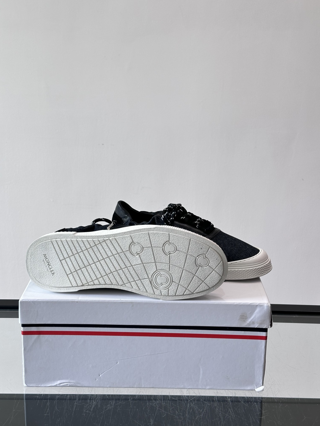 👟Moncler男士厚底帆布鞋，经典低帮板鞋设计，帆布鞋面+白色橡胶厚底，简约又有质感✨。黑白编织鞋带，