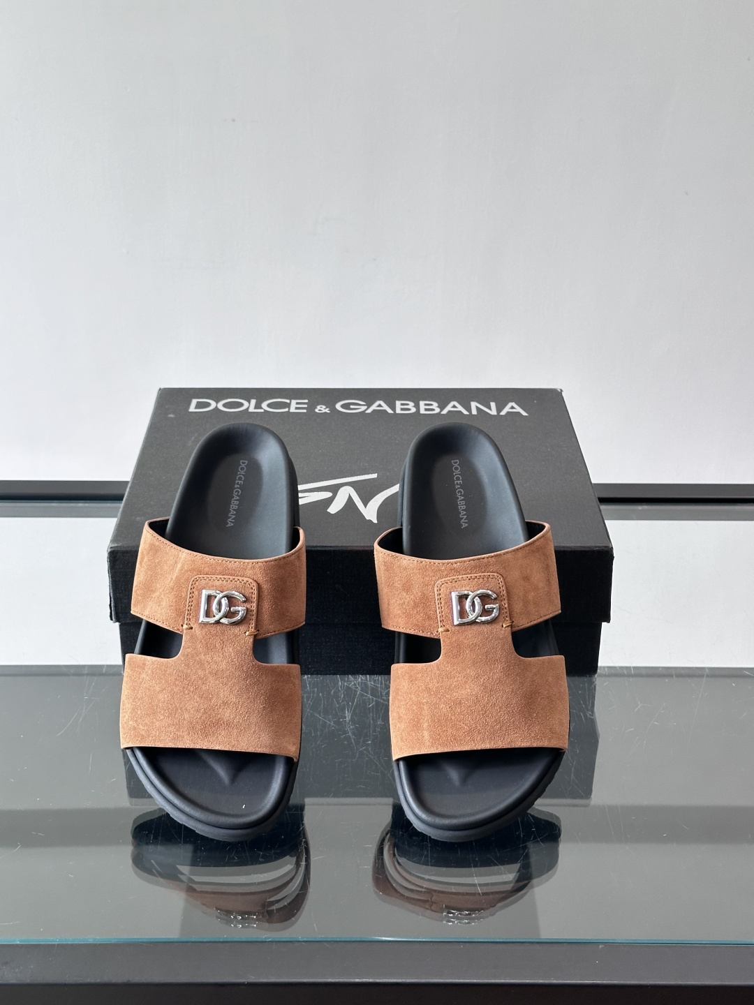 Dolce & Gabbana麂皮凉拖​​✨这款Dolce & Gabbana凉拖采用优质麂皮，搭配标志