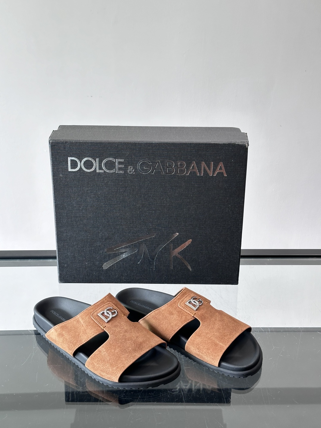 Dolce & Gabbana麂皮凉拖​​✨这款Dolce & Gabbana凉拖采用优质麂皮，搭配标志