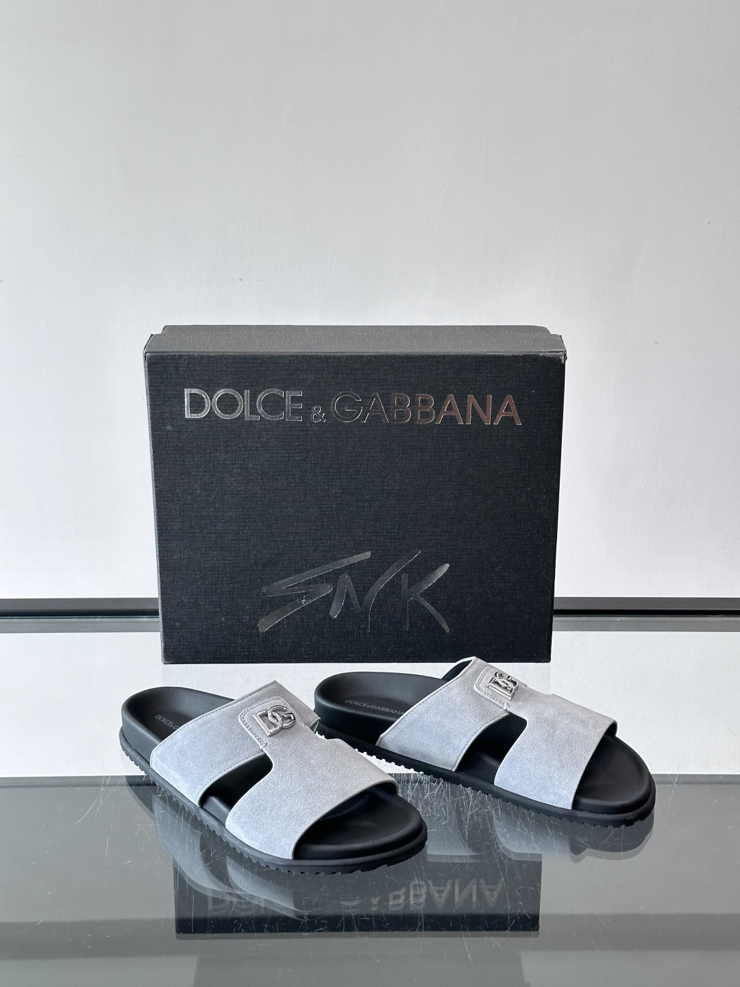 Dolce & Gabbana麂皮凉拖​​✨这款Dolce & Gabbana凉拖采用优质麂皮，搭配标志