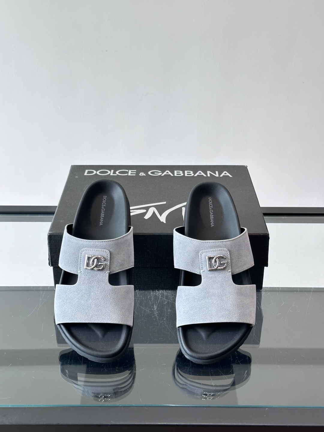 Dolce & Gabbana麂皮凉拖​​✨这款Dolce & Gabbana凉拖采用优质麂皮，搭配标志