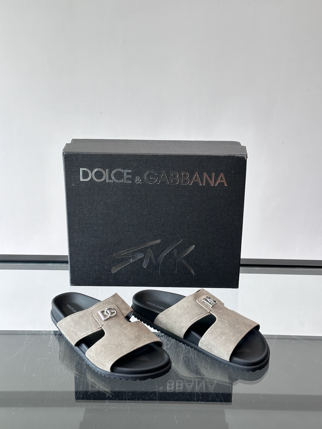 Dolce & Gabbana麂皮凉拖​​✨这款Dolce & Gabbana凉拖采用优质麂皮，搭配标志