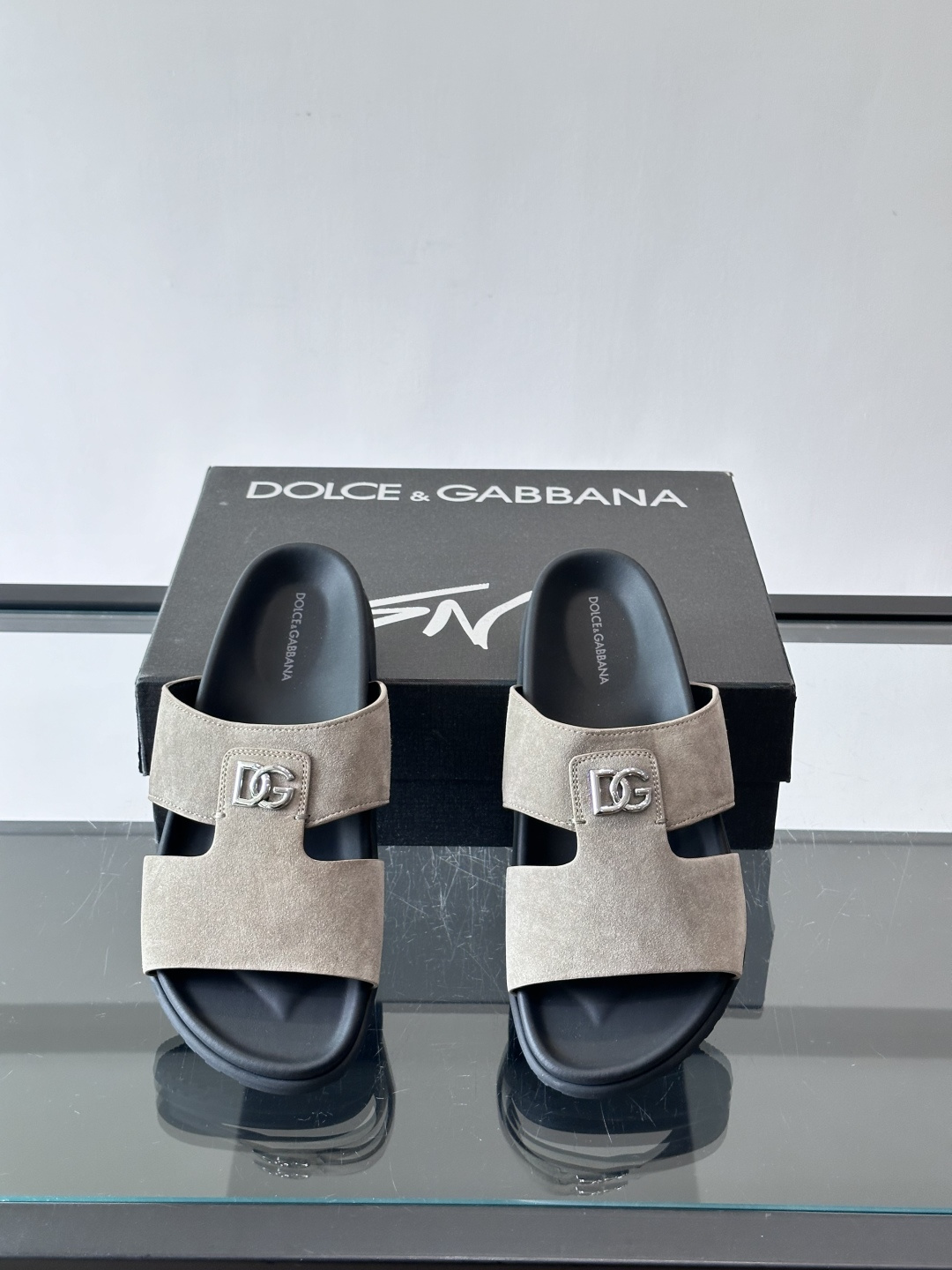 Dolce & Gabbana麂皮凉拖​​✨这款Dolce & Gabbana凉拖采用优质麂皮，搭配标志