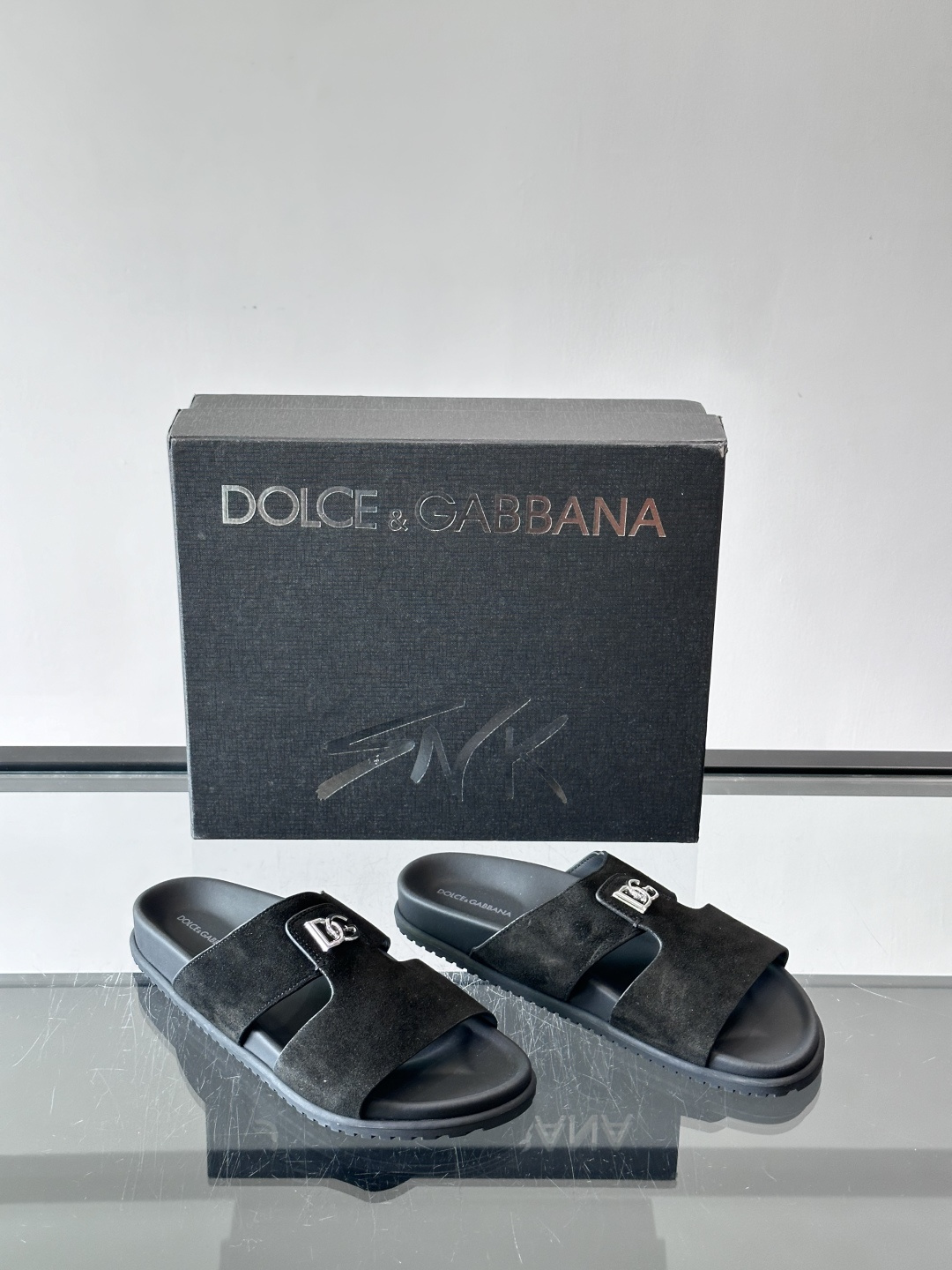 Dolce & Gabbana麂皮凉拖​​✨这款Dolce & Gabbana凉拖采用优质麂皮，搭配标志