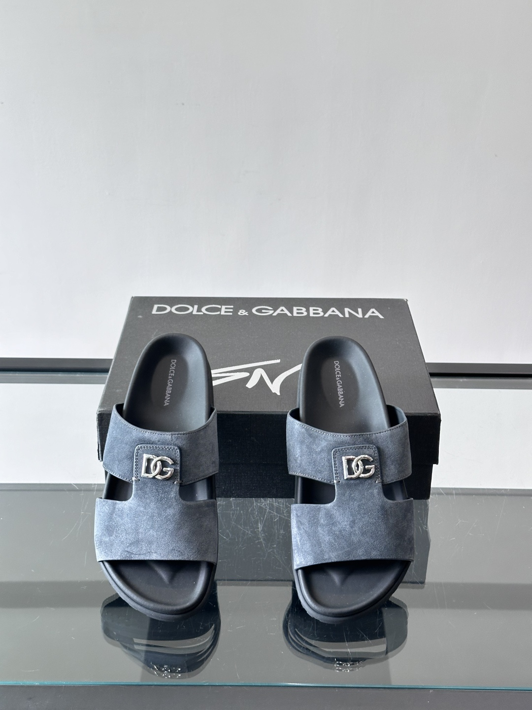 Dolce & Gabbana麂皮凉拖​​✨这款Dolce & Gabbana凉拖采用优质麂皮，搭配标志