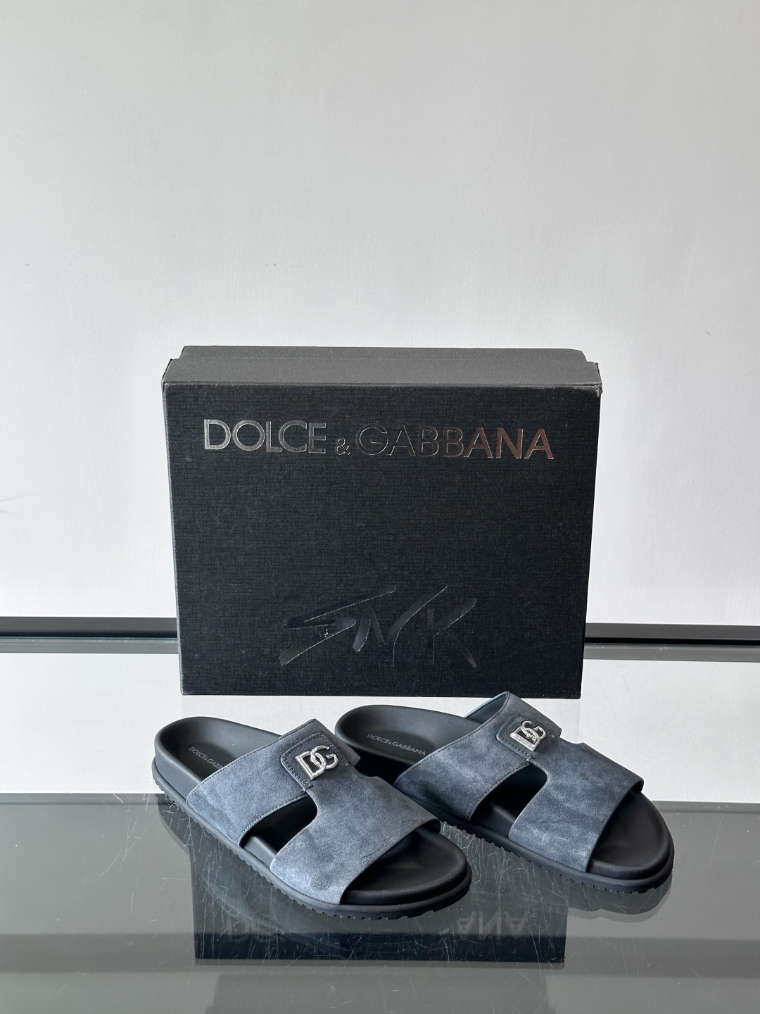 Dolce & Gabbana麂皮凉拖​​✨这款Dolce & Gabbana凉拖采用优质麂皮，搭配标志