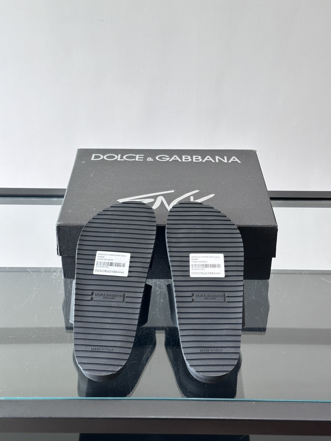 Dolce & Gabbana 真皮凉拖​​这款Dolce & Gabbana真皮凉拖，选用优质牛皮，颗