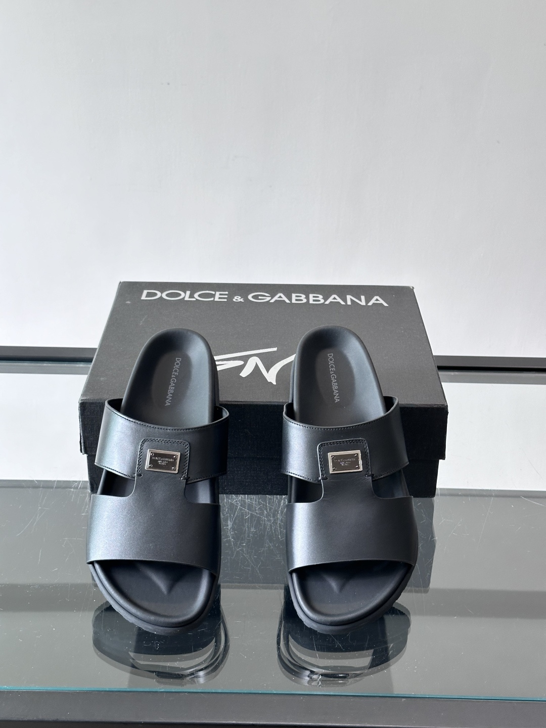Dolce & Gabbana 真皮凉拖​​这款Dolce & Gabbana真皮凉拖，选用优质牛皮，颗