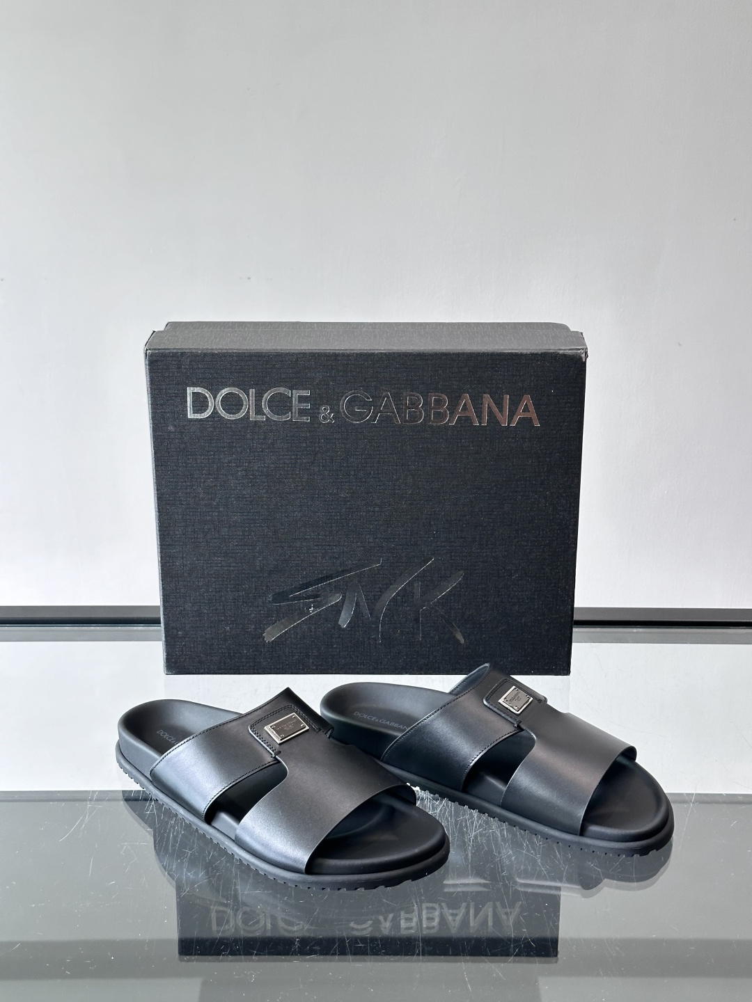 Dolce & Gabbana 真皮凉拖​​这款Dolce & Gabbana真皮凉拖，选用优质牛皮，颗