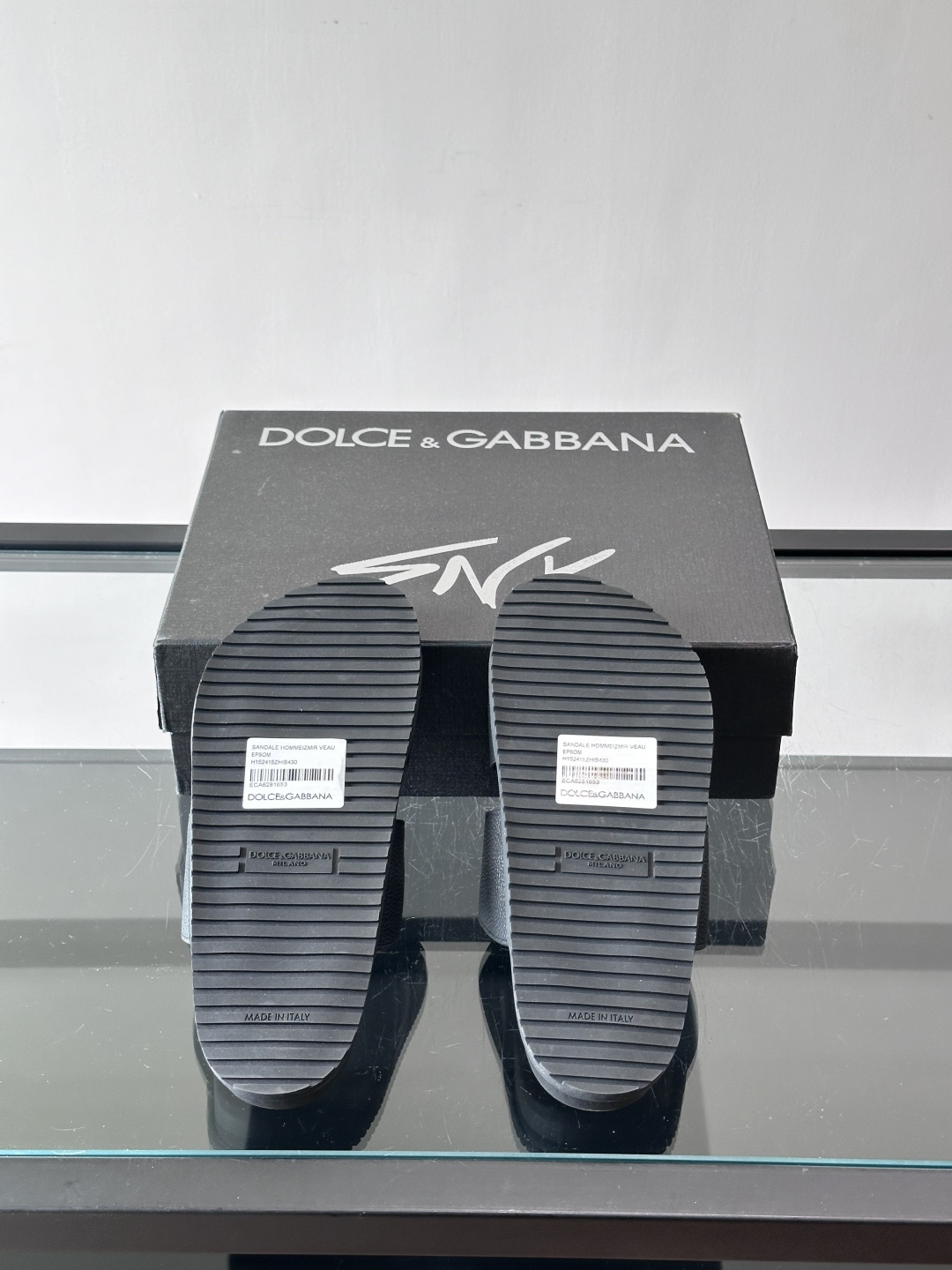 Dolce & Gabbana 真皮凉拖​​这款Dolce & Gabbana真皮凉拖，选用优质牛皮，颗