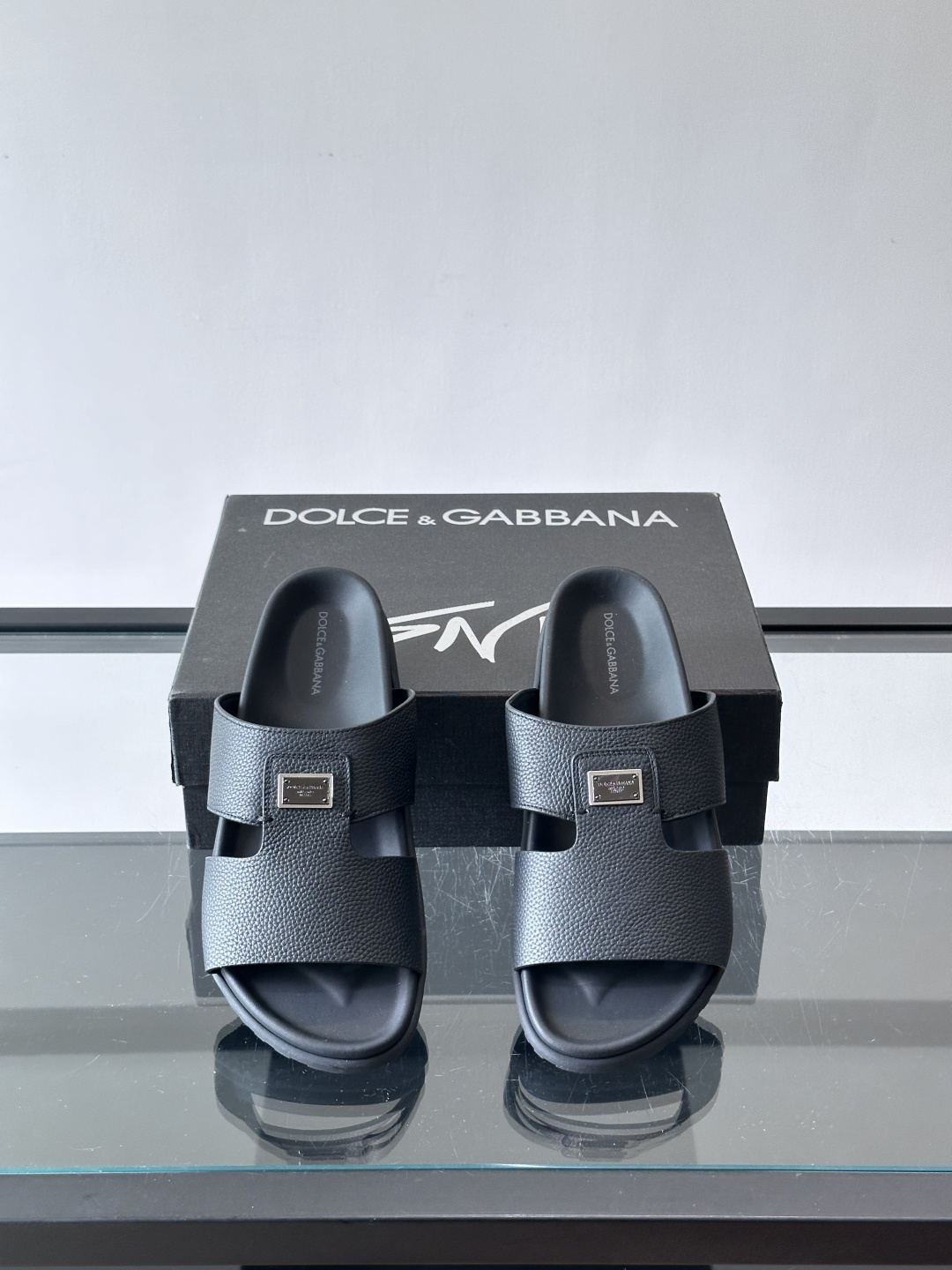 Dolce & Gabbana 真皮凉拖​​这款Dolce & Gabbana真皮凉拖，选用优质牛皮，颗