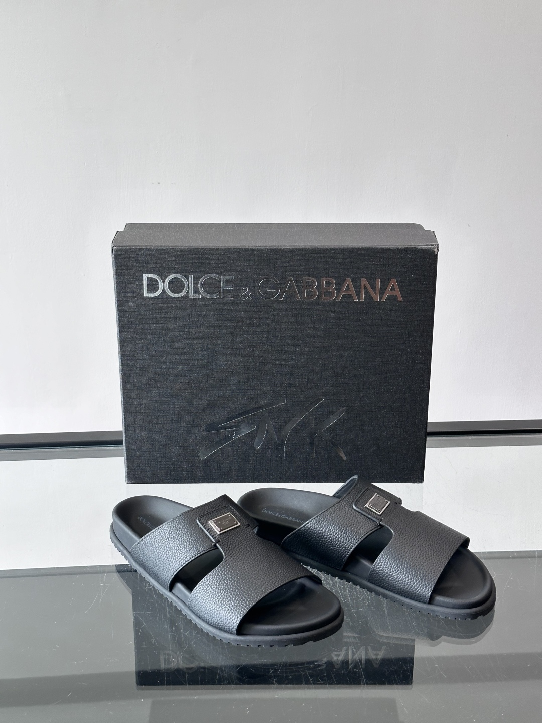 Dolce & Gabbana 真皮凉拖​​这款Dolce & Gabbana真皮凉拖，选用优质牛皮，颗
