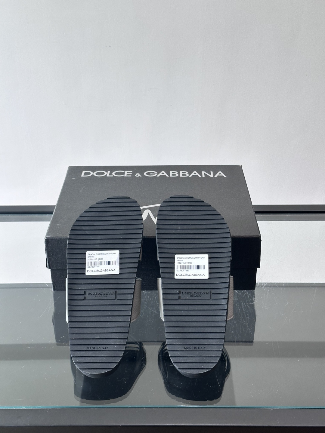 Dolce & Gabbana 真皮凉拖​​这款Dolce & Gabbana真皮凉拖，选用优质牛皮，颗