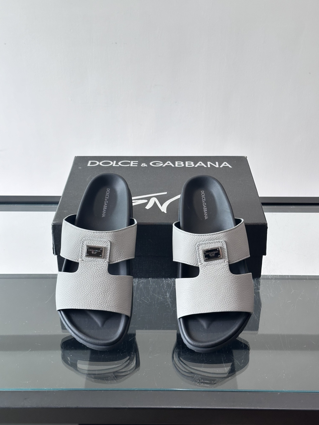 Dolce & Gabbana 真皮凉拖​​这款Dolce & Gabbana真皮凉拖，选用优质牛皮，颗