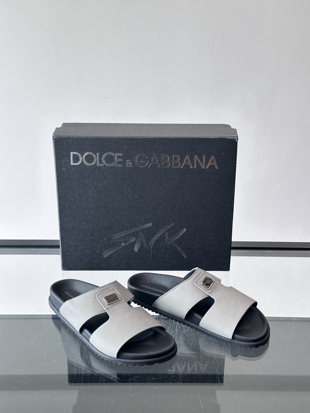 Dolce & Gabbana 真皮凉拖​​这款Dolce & Gabbana真皮凉拖，选用优质牛皮，颗