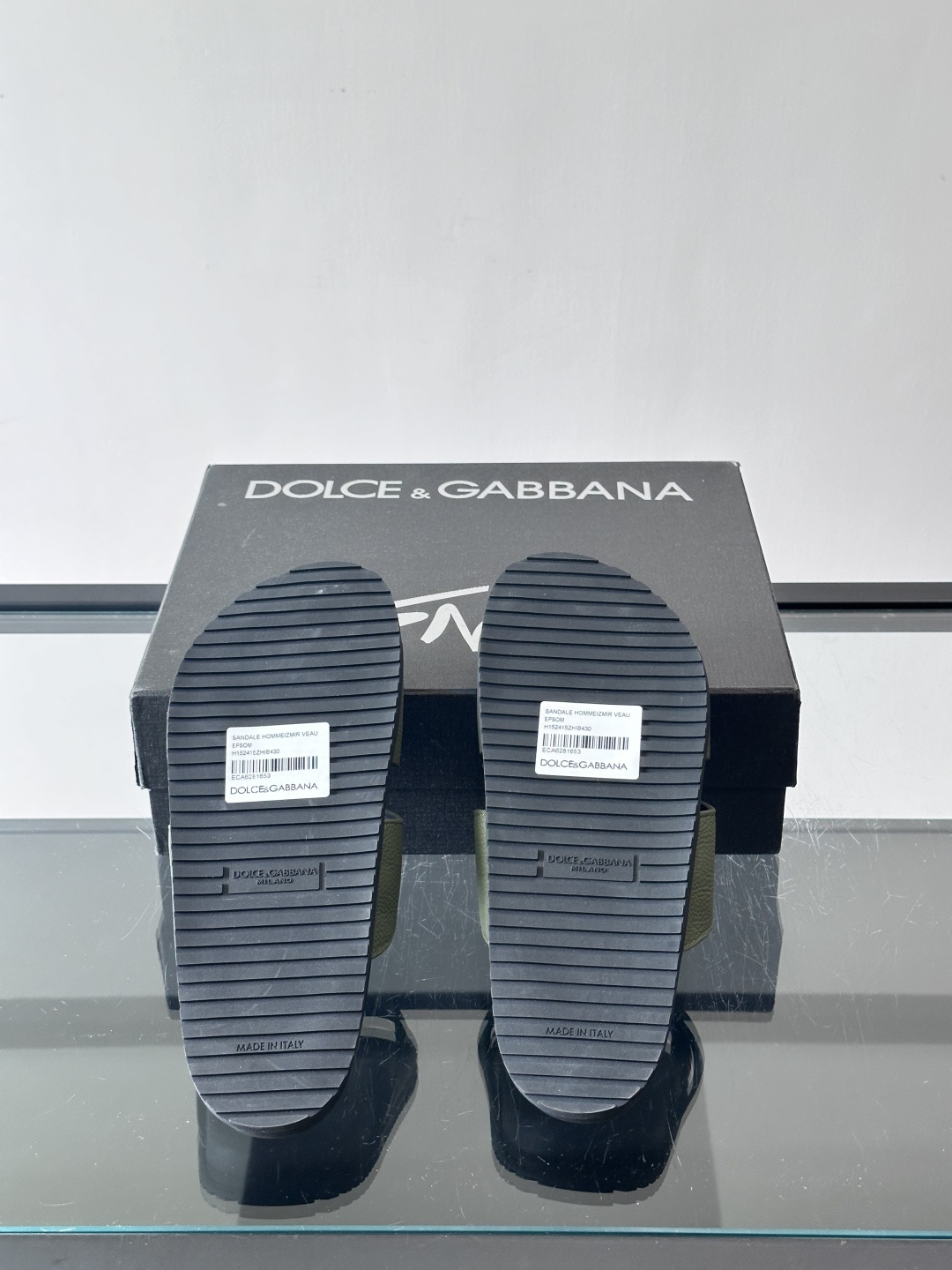 Dolce & Gabbana 真皮凉拖​​这款Dolce & Gabbana真皮凉拖，选用优质牛皮，颗